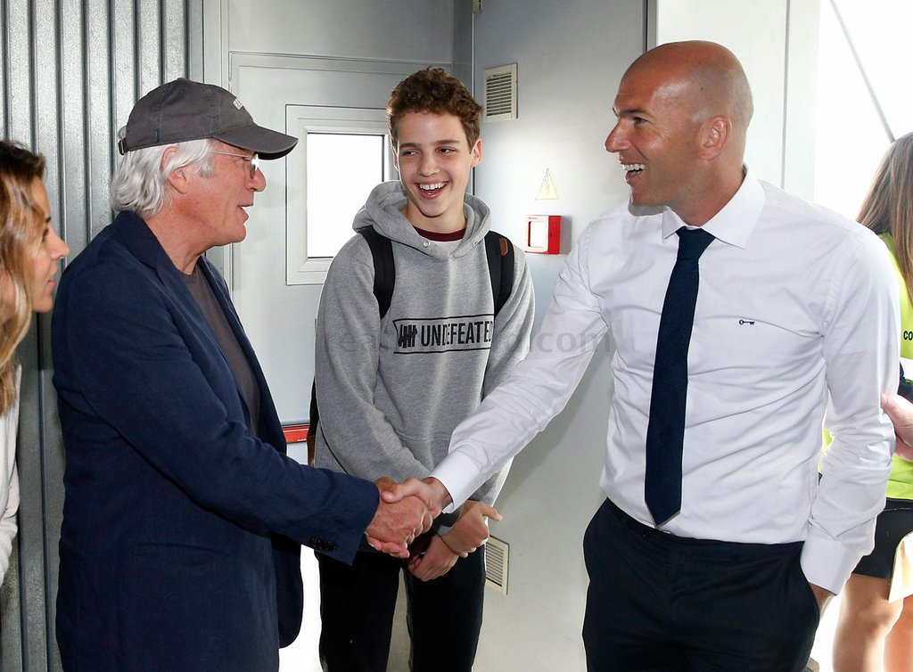 La classe ! le #RealMadrid voyage avec Richard Gere . Moi avec <a href="/AlainRoche40/">Alain Roche</a> #liguedeschampions <a href="/D8TV/">@D8TV ➡ @C8TV</a>