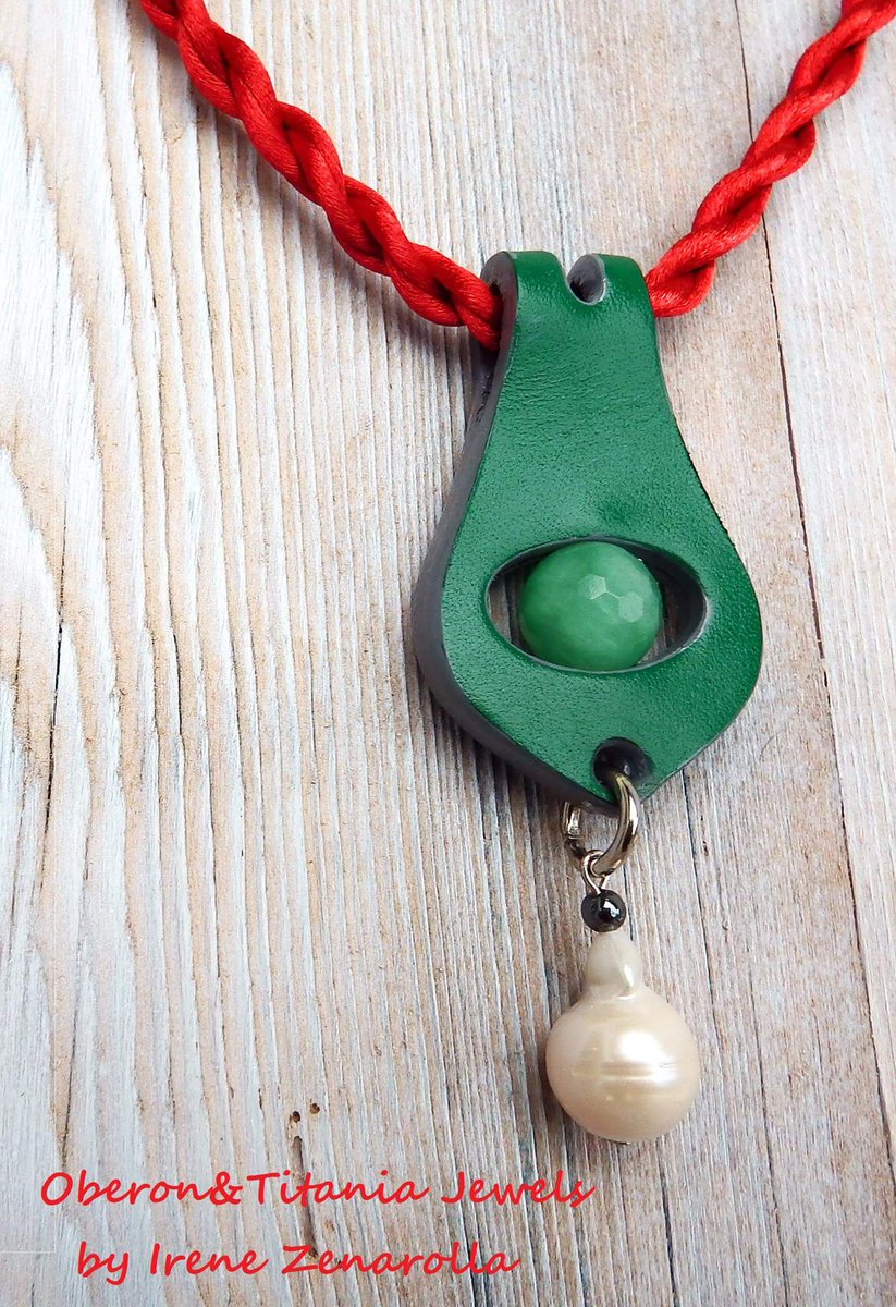 Pendant EVERGREEN
Leather and real stones handmade Jewels
#Oberon&amp;Titania Jewels
m.facebook.com/Oberon-Titania…