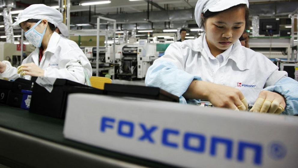 LaVanguardia's tweet photo. La taiwanesa Foxconn sustituye a 60.000 empleados por robots https://t.co/OQQLg6A5eD https://t.co/nQFVKOO0xt