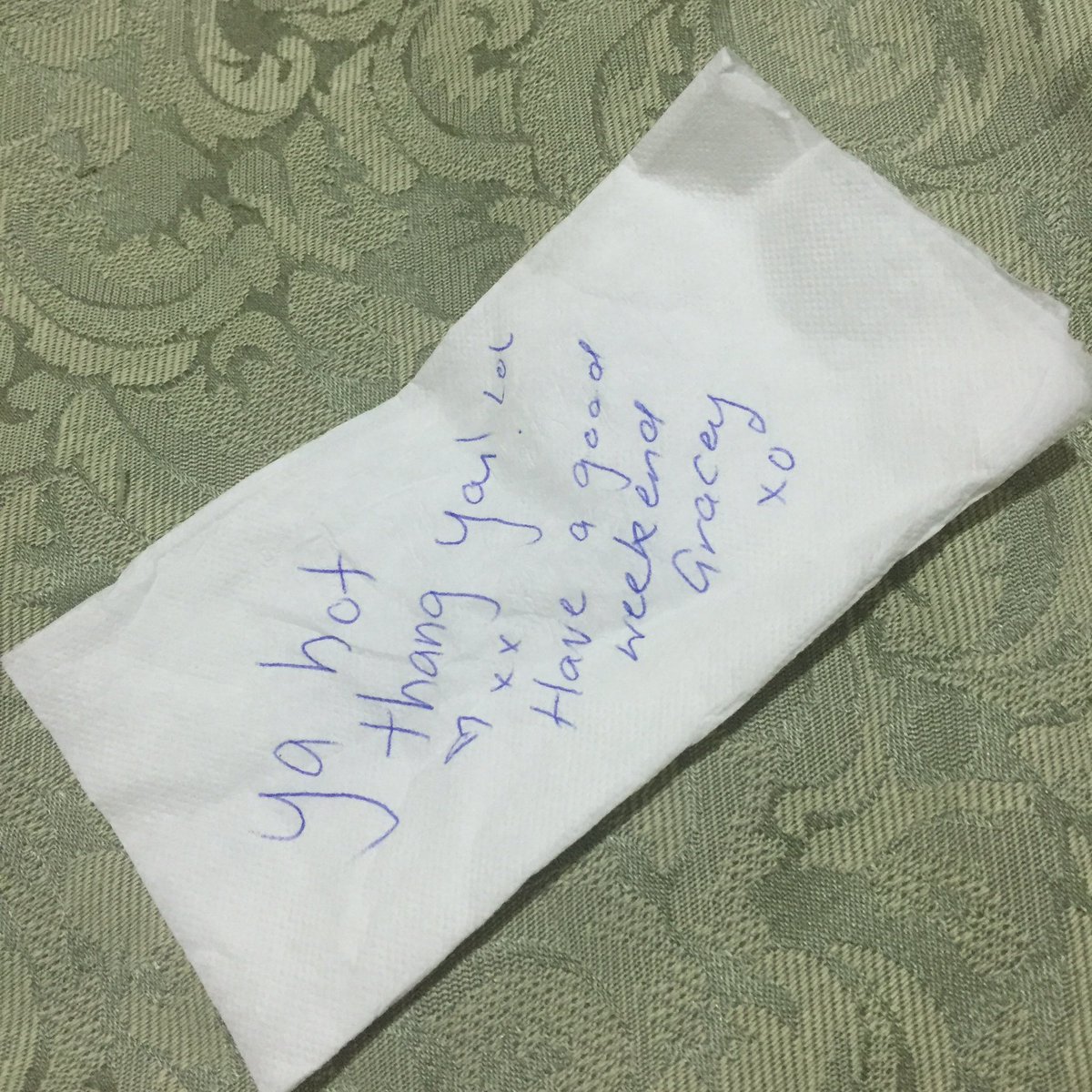 graciecharm89's tweet photo. It's amazing how a sweet little gesture can easily cap off the week with good vibes 💃🏼 #windshieldnotes https://t.co/s8MNagjZK5
