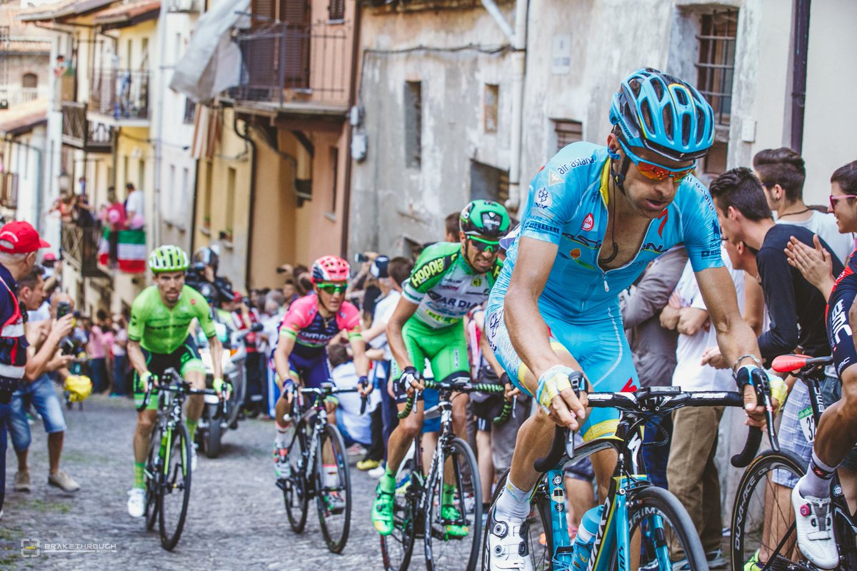 XDSAstanaTeam's tweet photo. Pushing ST18 #giro https://t.co/U7DrPwty4R photo gallery by @BrakeThrough https://t.co/n303DK025q