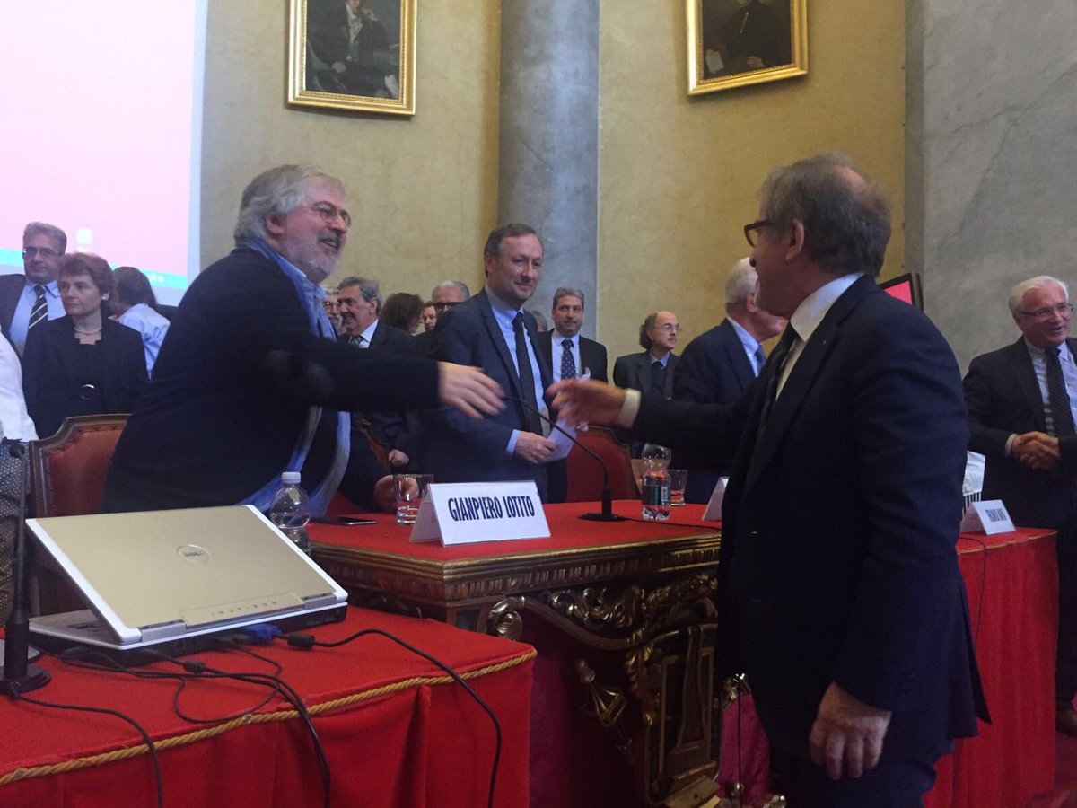 FacilityLive's tweet photo. Presentazione "Lauree Magistrali Plus" @unipv: la stretta di mano tra @RobertoMaroni_ e @GianpieroLotito #LMPlus https://t.co/xhbmt4OmCx