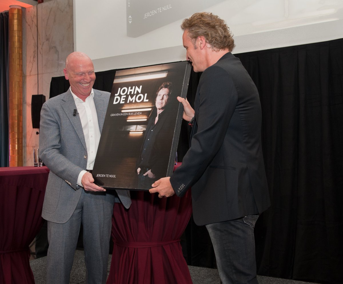 Precies een jaar geleden: 'John de Mol, graven in een rijk leven'. Er zijn nog een paar boeken over, gesigneerd...