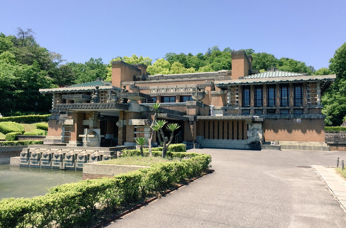 Twitter पर だびっど 明治村って朝の連ドラでもよく使われてたみたい 花子とアンの蓮子が見合いした帝国ホテルとか 女学校として使われた研究所とか 廊下はドラマでみた覚えある ごちそうさんでも使われてて 明治 昭和が舞台の撮影ならもってこいの場所 明治村