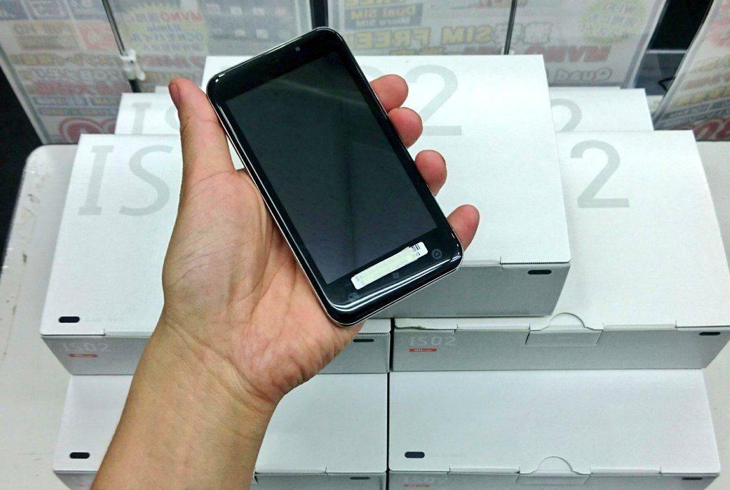 iosys_chuou's tweet photo. 【御報告】
IS02(未使用品)
特価2,980円(税込)なり☆

７００台以上の仕入れでしたが

在庫残り約６０個となりました

お祭り終っちゃうよ...(´・ω・`)

※液晶内埃混入
#akiba #IS02 https://t.co/rWkEY14UD6