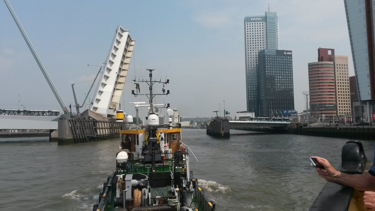 En door de brug