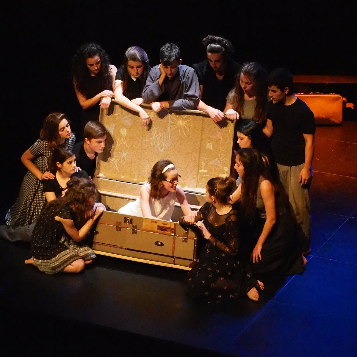 c_otromundo's tweet image. Todos tenemos miedo Lucía, todos. 

Gracias por el estreno de ayer, da gusto actuar frente a vuestro calor. 💙💙