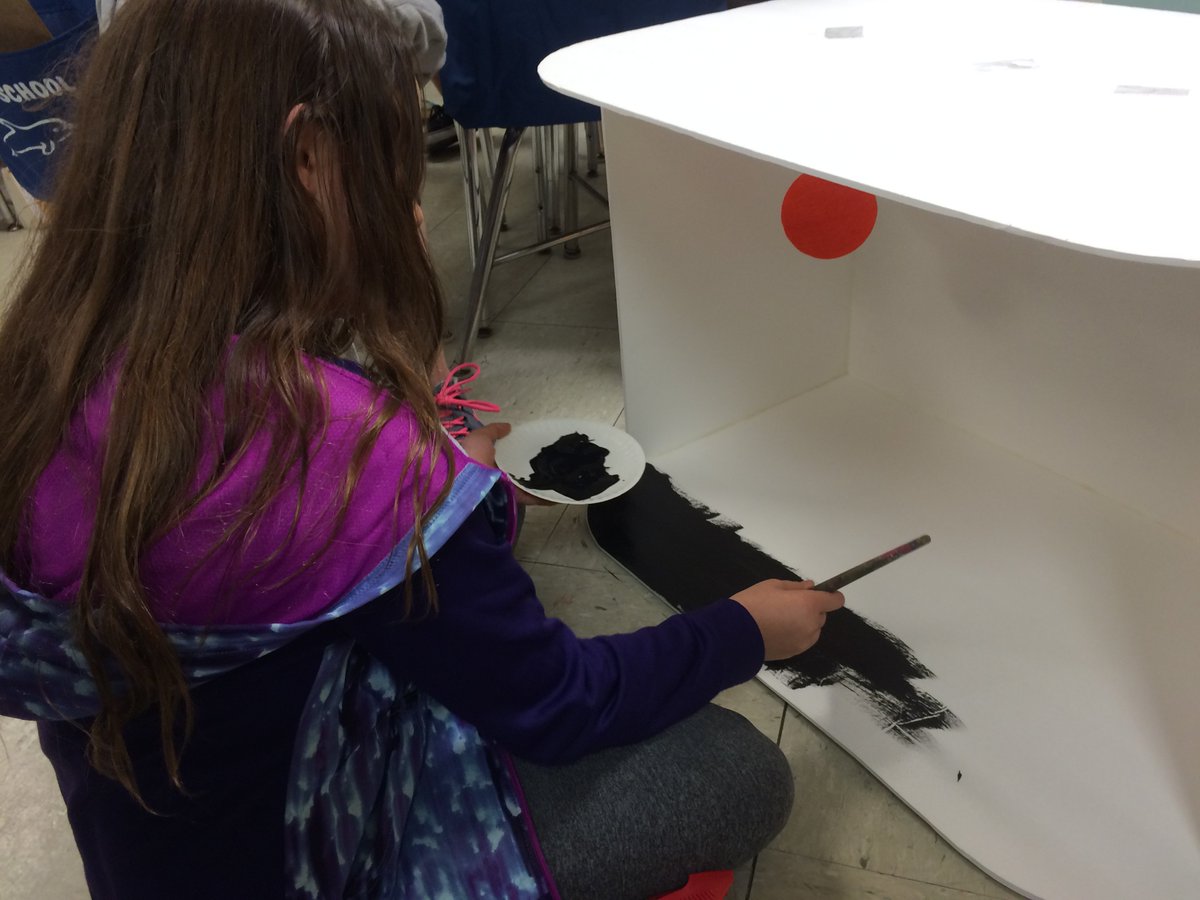 SeaviewES's tweet photo. 4th graders working on space projects that are out of this world! #SeaviewInspires https://t.co/Fqk88hWHQc