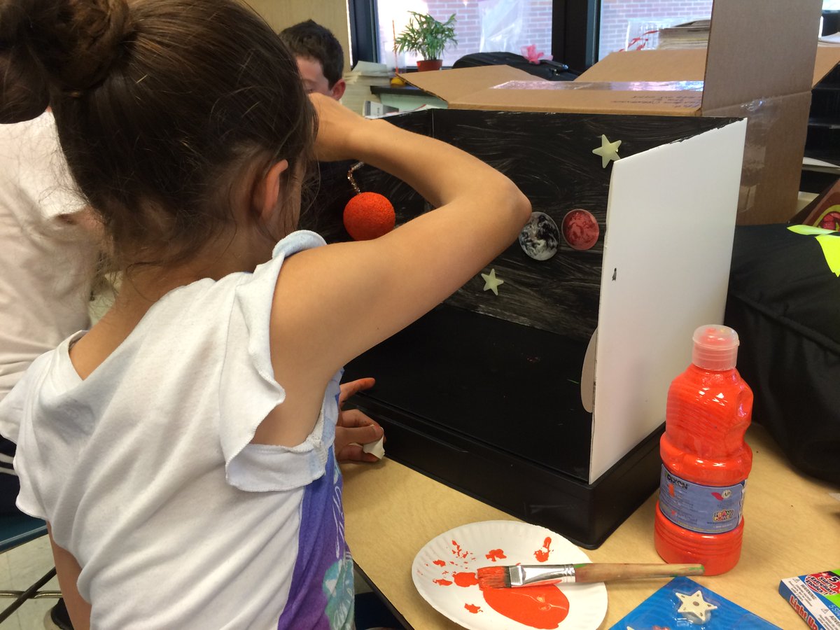SeaviewES's tweet photo. 4th graders working on space projects that are out of this world! #SeaviewInspires https://t.co/Fqk88hWHQc