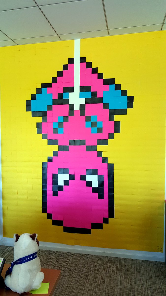 LDLC's tweet photo. Grumpy, admiratif devant ce magnifique #PostItArt GeekWeekLDLC <3
 
Pour qui le bisou ? https://t.co/UHdsGvl5dm