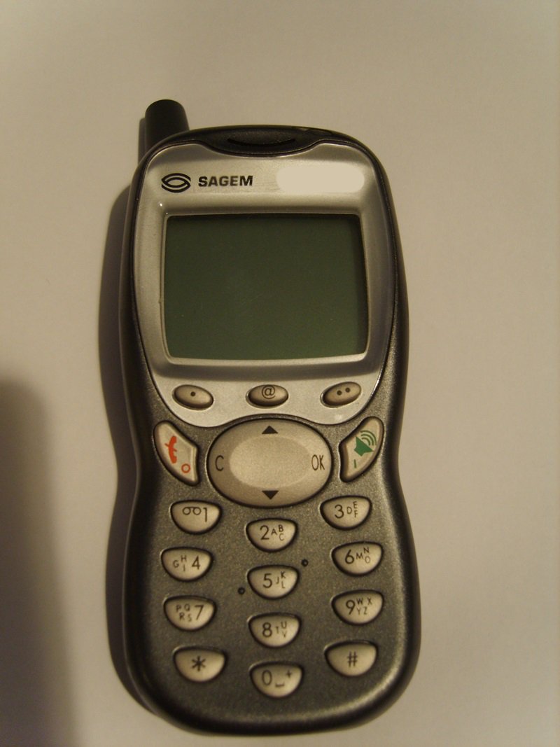 itak's tweet photo. Kdo se spomni tega že pozabljenega telefona? :) Na fotki je:
a) Sagem MW 3020
b) Sony Ericsson T100
c) LG Leon https://t.co/J4nMmY2tLe