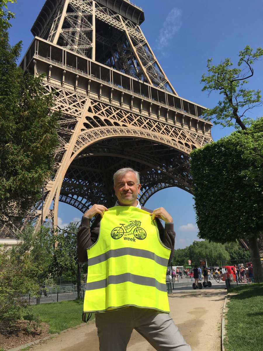 effemare's tweet photo. #greentowork16 e @ClimavenetaHVAC sono arrivate fino al luogo simbolo di #COP21! Uniti per la mobilità sostenibile! https://t.co/kpxwlnFQVv