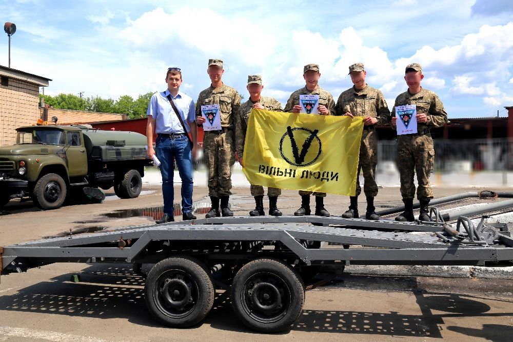 #ВільніЛюди предали військовим ГУР причіп для транспортування авто: goo.gl/FF6JFI
#мнк #АТО #волонтери