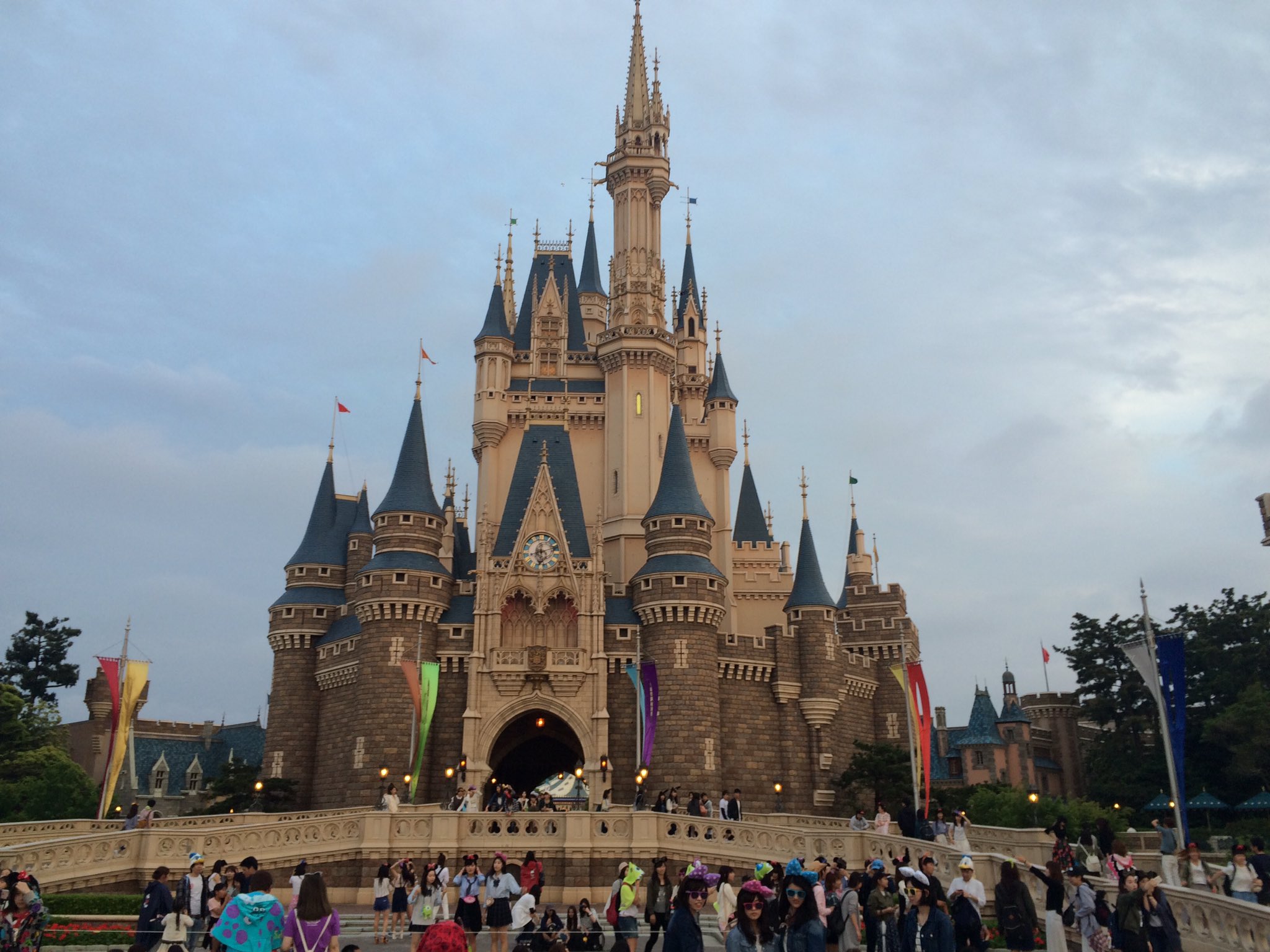 Twitter 上的 松岡卓弥 はちとしょうた誘って弟のれおくんがディズニーランドに修学旅行で来てたからお小遣い渡しにディズニーランド行ってきたー そしてディズニーですごい格好して満喫しまくった 笑 T Co Siczcgcurg Twitter