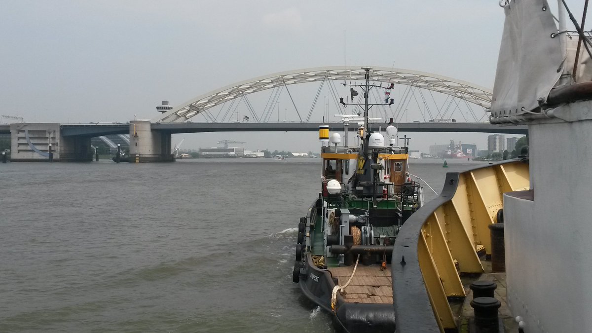 Museumschiphuds's tweet photo. Langs Alphatron en door de Van Brienenoordbrug https://t.co/ip4O4XJ6Jv
