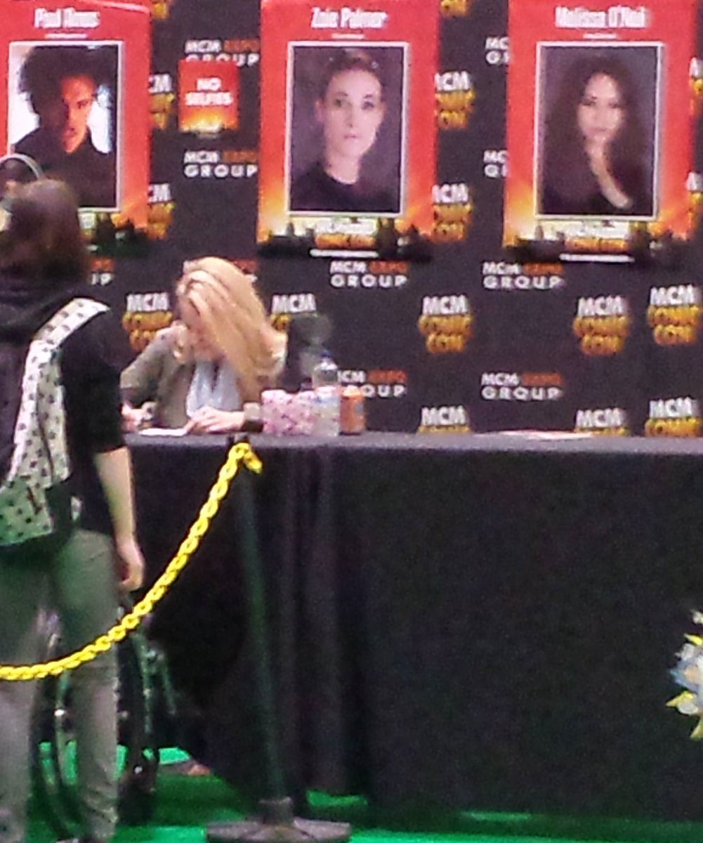 TtlyPalmerised's tweet photo. Hello from #mcmLDN16 #Zeeeps #LostGirl #DarkMatter 😍😍😍 Need I say more?? #Hairporn ❤ https://t.co/iZaMV0xEXo
