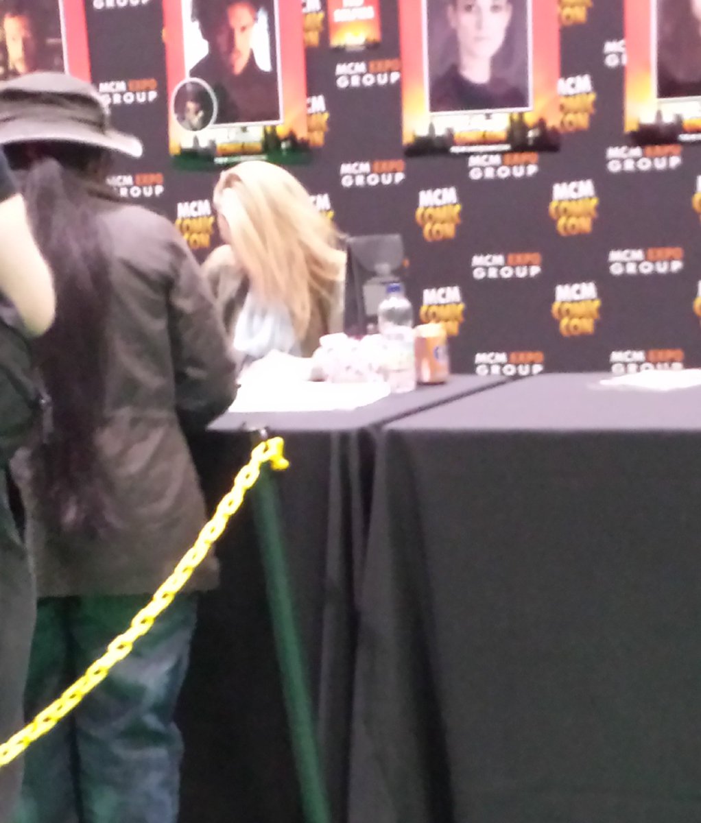 TtlyPalmerised's tweet photo. Hello from #mcmLDN16 #Zeeeps #LostGirl #DarkMatter 😍😍😍 Need I say more?? #Hairporn ❤ https://t.co/iZaMV0xEXo
