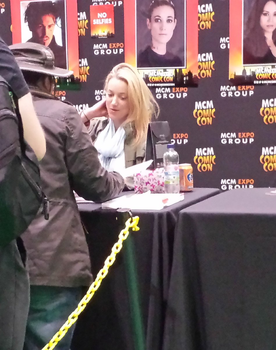 TtlyPalmerised's tweet photo. Hello from #mcmLDN16 #Zeeeps #LostGirl #DarkMatter 😍😍😍 Need I say more?? #Hairporn ❤ https://t.co/iZaMV0xEXo