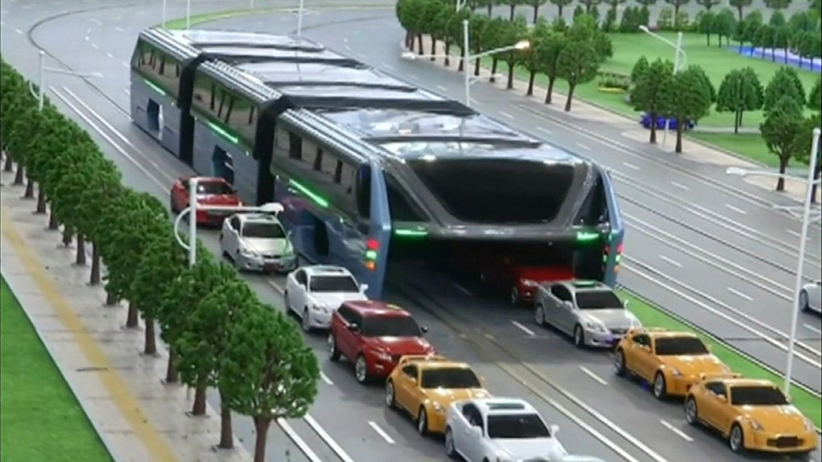 China apresenta 'ônibus do futuro', que leva 1.200 pessoas e trafega sobre carros bbc.in/1NRLBSW