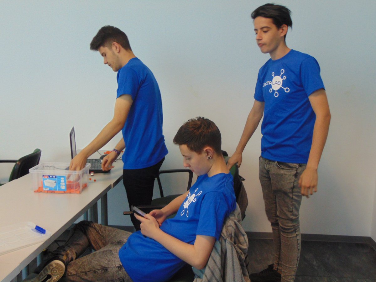 ConectaLab's tweet photo. En @ConectaLab ahora todos nuestros becarios se diferencian del resto, nuestra empresa les a proporcionado camisetas https://t.co/xuh1MFjNYg