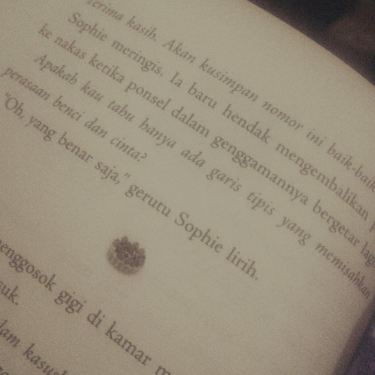 Chickengurll_'s tweet photo. Apakah kau tau hanya ada garis tipis yg memisahkan perasaan benci dan cinta?
💞😊😍🌈
#InaBlueMoon 
@Ilana_Tan https://t.co/6HsBvyy915