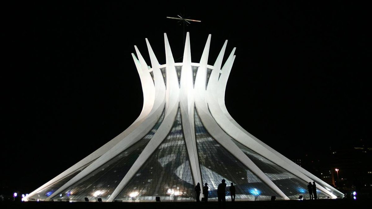 Que pensez-vous de l’architecture de cette cathédrale située à #Brasilia ?