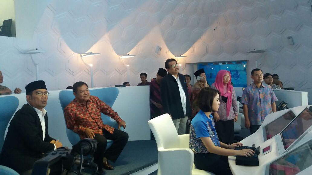 Bagumpal's tweet photo. Walikota Bandung @ridwankamil menerima kunjungan kerja Bupati Bangka Selatan https://t.co/NT2UXZ29hE