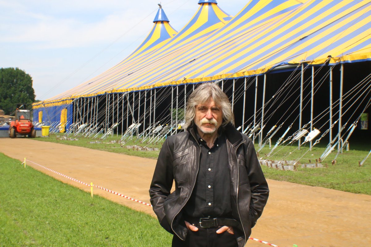 vanoostmedia's tweet photo. Johan Derksen een tevreden man @HollandBlues @Grolloo_inside @HGrolloo @BluesMagazine https://t.co/0AUQM5dUuH