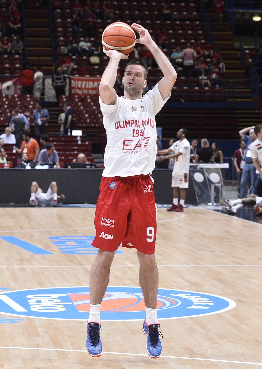 OlimpiaMI1936's tweet photo. Game 5 warm up #ALLINRED https://t.co/z6emYkeXPO