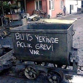 Ocağın ağzı kapandı.
İçeride işçiler ölüme yattı.
Vali, Emniyet Müdürü anonslarla tehdit savuruyorlar.
Ülke susuyor.