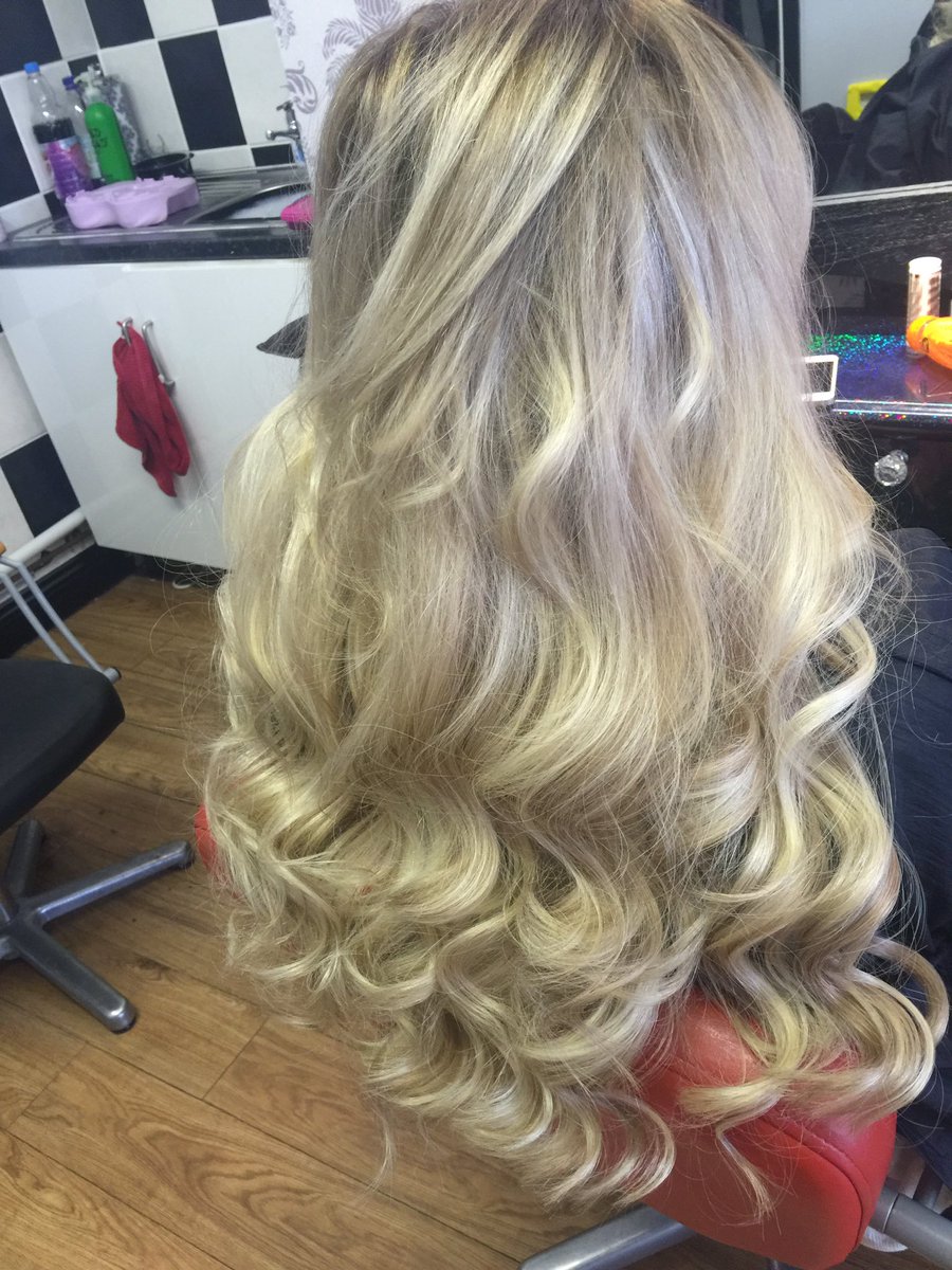 goldilocksrhyl's tweet photo. Beautyworks gold weft micro bond extensions #beautyworks #blonde #curlyhair #newlook #volume https://t.co/X8DOHBjf2l