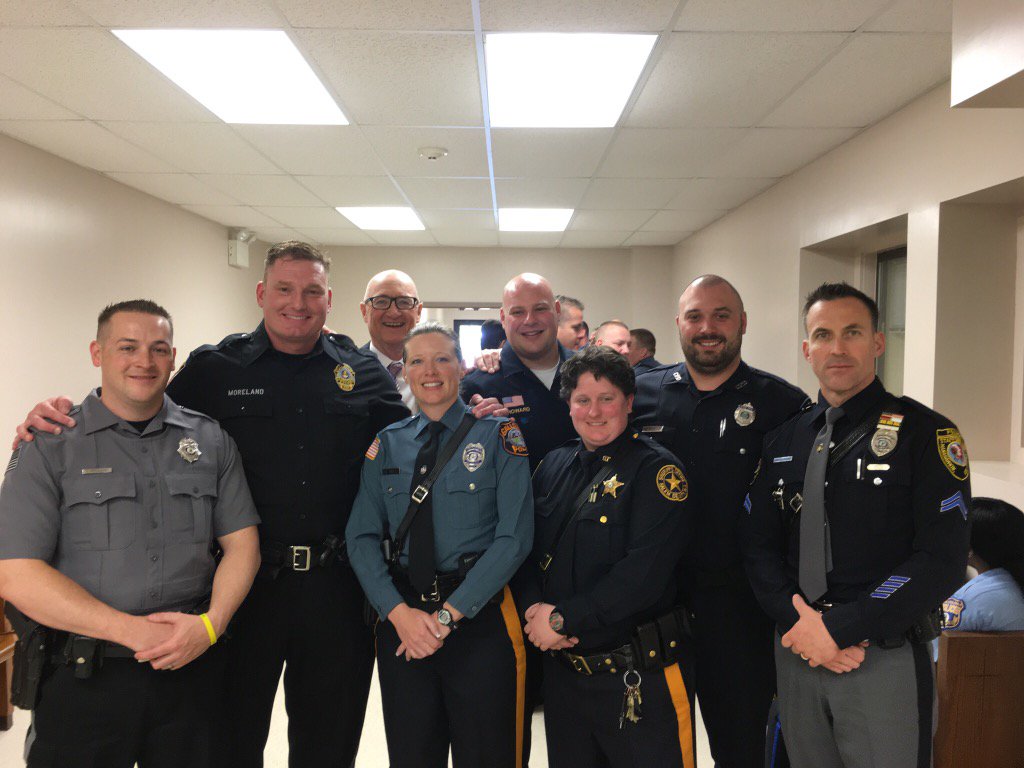 Stafford Police NJ sur Twitter : "Officer Fritz, a DARE Mentor, with his Gold Team of 6 officers who he trained to be new DARE #DareNJ https://t.co/c952zB6kZ0" / Twitter