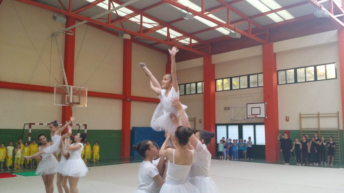 concepcionistaE's tweet photo. Preciosa exhibición de todas las alumnas de la escuela deportiva #CarmenSallés para despedir la competicion #Rítmica https://t.co/AfEYrDrEF3