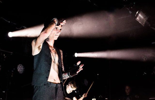 AndyBVBItaly's tweet photo. #AndyBLACK performing at Newcastle University (11/05/2016) pt.2 | #TheHomecomingTour 

📷: Kelly Hamilton https://t.co/WdWFrENFSW