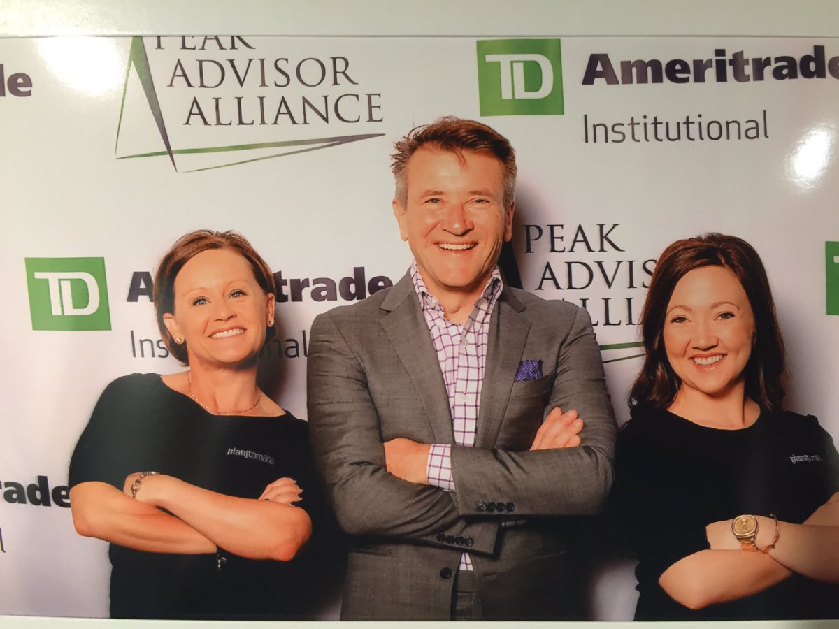 LesleyBrandt's tweet photo. @Cait_O8 Only the 2 of us can make @robertherjavec look tall! #ExcellSpring16 #eventprofs #funonthejob #planitomaha https://t.co/s1ptmRf5ZM