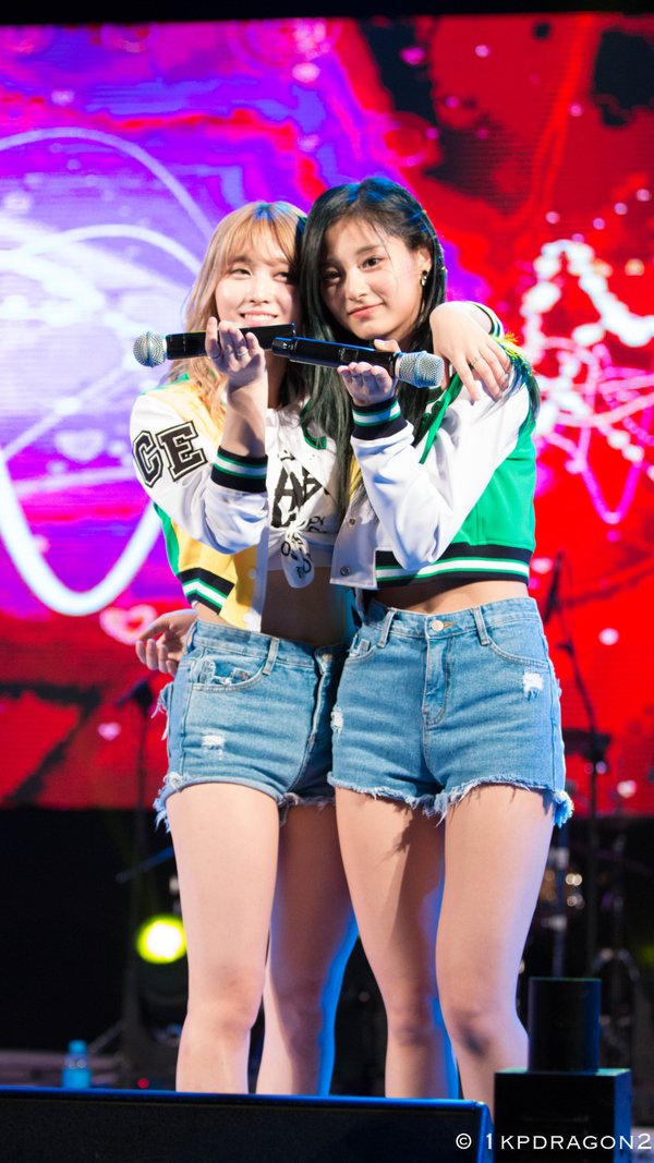 TzuyuUpdates's tweet photo. 160520 Korea Polytechnics University #TZUYU #쯔위 #TWICE #트와이스 #MOMO #모모  By 1kpdragon2 https://t.co/WVuwVYzu5R