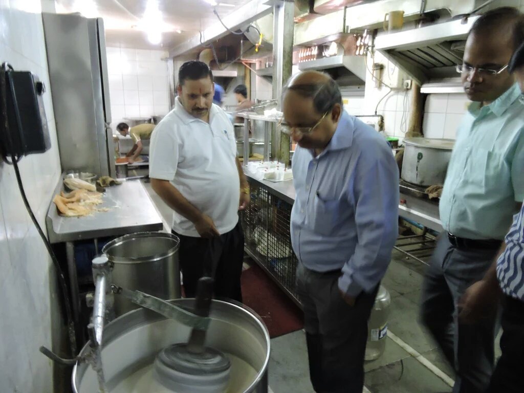 Central_Railway's tweet photo. #RailHamSafarSaptah inspection of base kitchen, pantry car, food plaza and stall by DRMs &amp; Sr Officers #SatkarDiwas https://t.co/8T537LeN9E