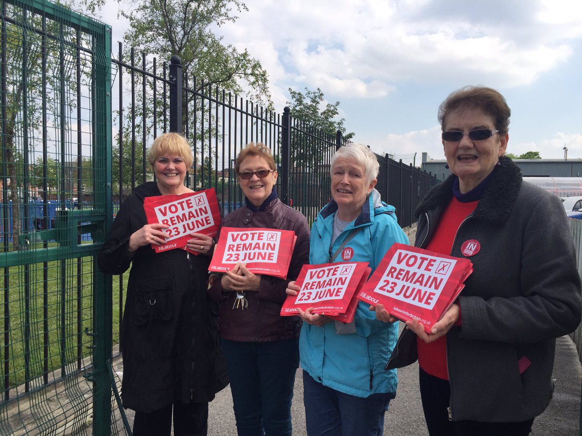 HelenCasstles's tweet image. Great support at school gate for #Remain @UKLabourIN @NWLabourIN