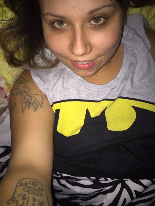 This bitch is trifling af and she has the most trashy tattoos lord Jesus 😂😭😭😩😩💀✋🏼 #deletoos😊😊 https://t<a href="/tag/deletoos"class="tags"><span>#deletoos</span></a>