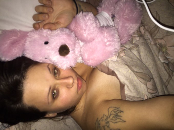 This bitch is trifling af and she has the most trashy tattoos lord Jesus 😂😭😭😩😩💀✋🏼 #deletoos😊😊 https://t<a href="/tag/deletoos"class="tags"><span>#deletoos</span></a>