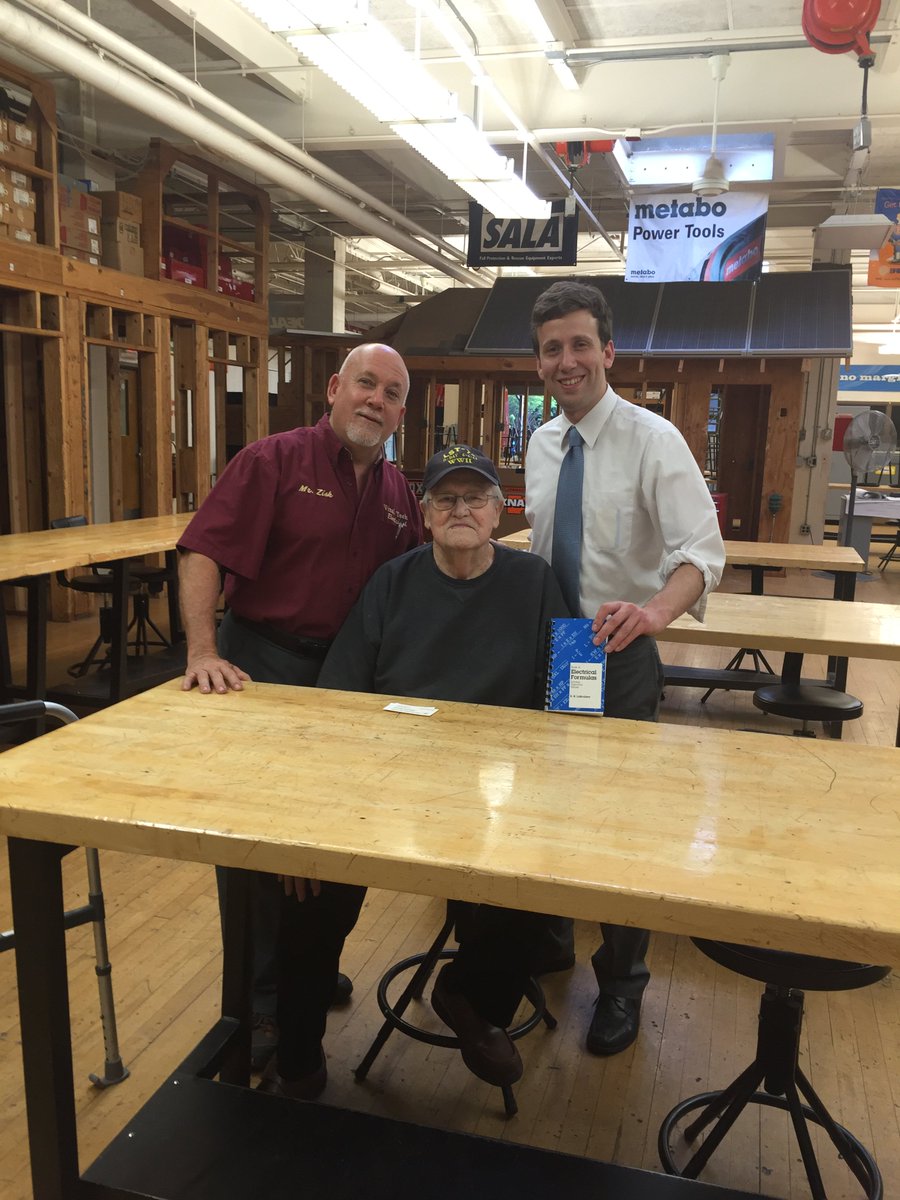 MattLesser's tweet image. Honored to meet Ray LaBouliere: D-Day vet, legendary master electrician. #VinalTech @CTTechHS @SVFTunion @SupTorres
