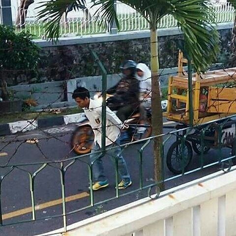 Jogja24Jam's tweet image. Seorg pelajar pagi2 membawa dagangan utk digelar sblm sekolah.Ini pelajar Jogja.Siapapun dirimu smoga jd org sukses.