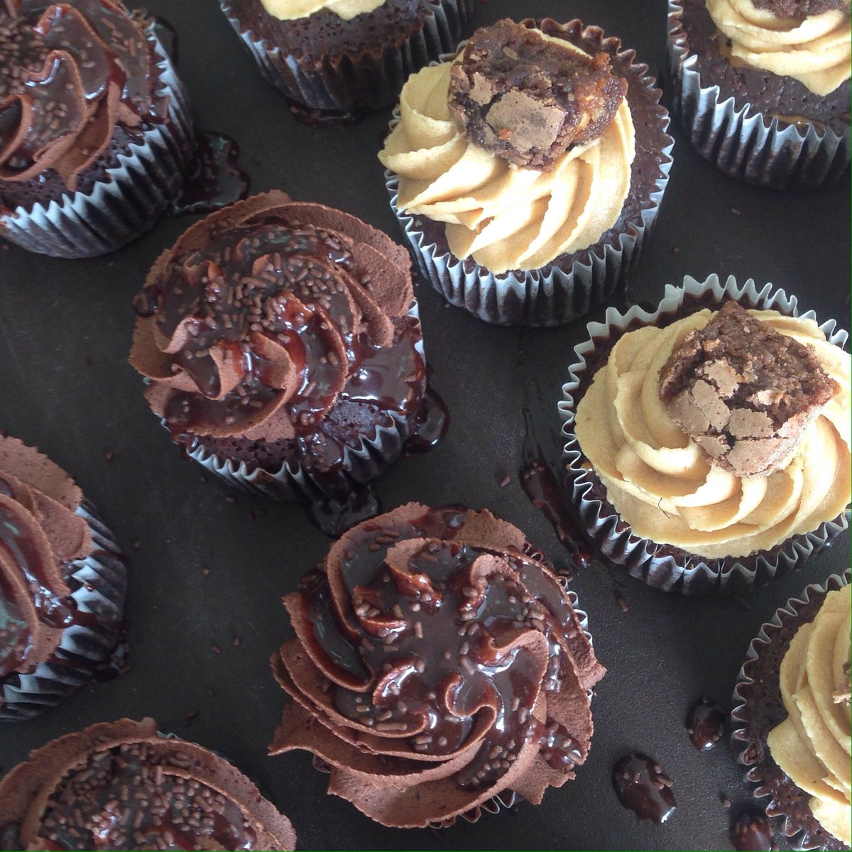Cupcakes de Triple chocolate y brownie snickers esperan por ti Feliz viernes <a href="/sugarfactory/">SUGAR FACTORY</a> 🎀