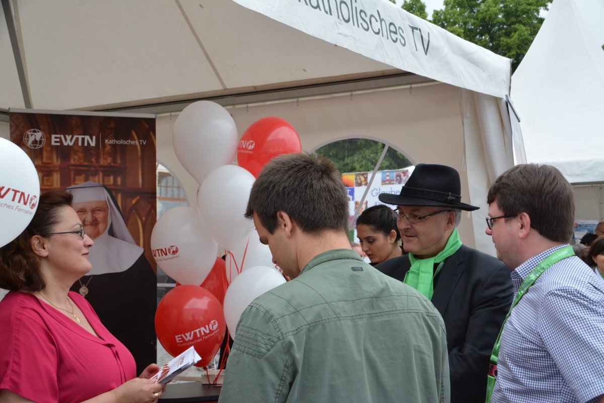ewtnDE's tweet photo. Bischof #Voderholzer von @BistumReg schaut auch beim #EWTNStand auf dem #Katholikentag #Leipzig vorbei #katholisch https://t.co/e8AxUnxGAf