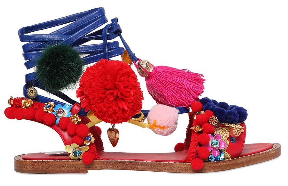 VogueFrance's tweet photo. Go folk this summer, with a pair of pompom sandals https://t.co/KdDqGq9CNf @dolcegabbana https://t.co/RxxyqygFTx