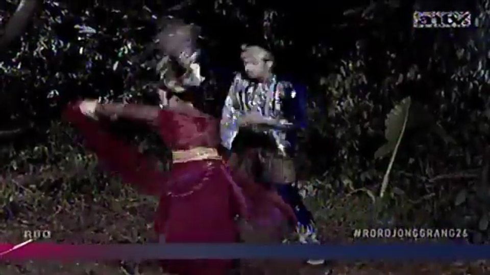 halimlin13's tweet photo. Saat #Jonggrang @marshaaruan coba bertarung dengan Raden #Petir @Shaheer_S justru hampir jatuh 😧! #ROROJONGGRANG26 https://t.co/1fUiTkQxgQ