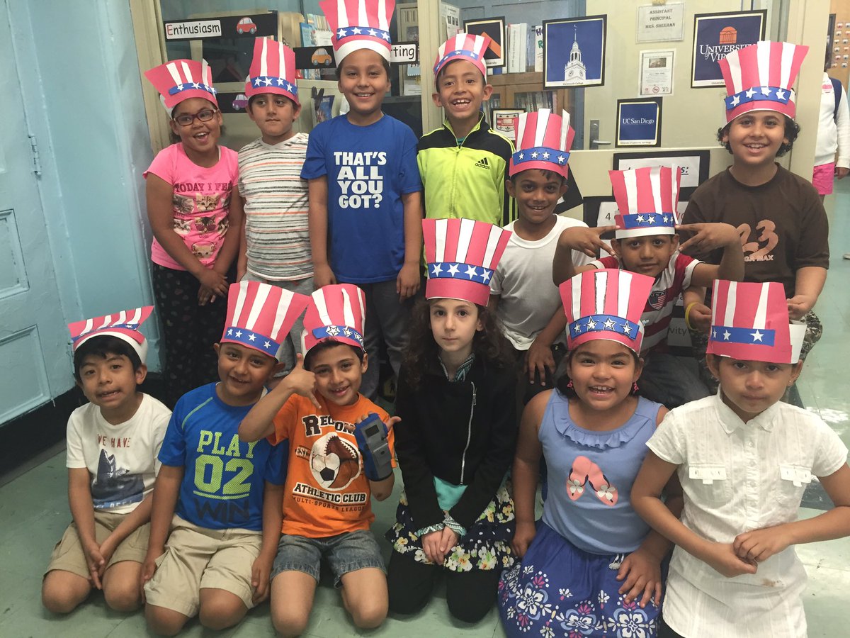 2ndGradeJKO's tweet image. #class201 wishes you a #HappyMemorialDay ! #2ndgrade #mrsgrubstein @PS66JKO #artintheclassroom