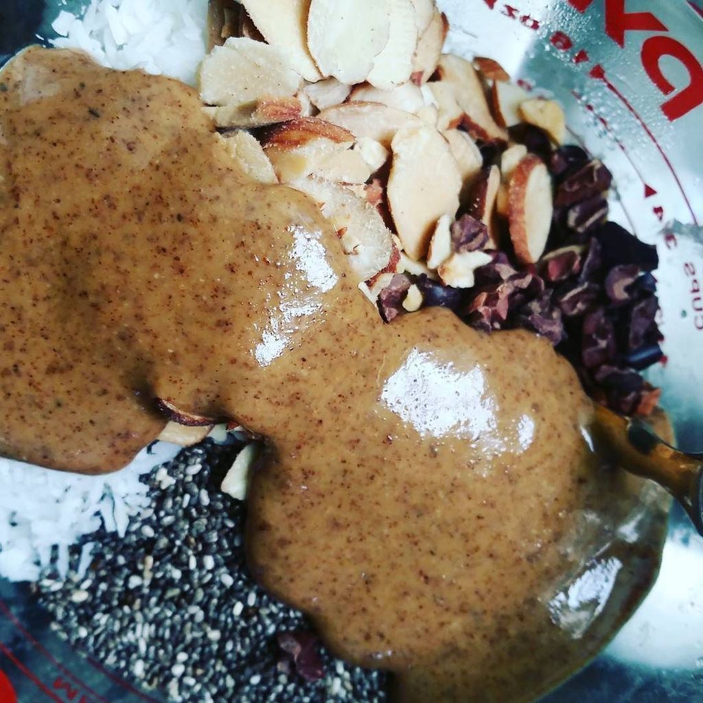 RisingVegan's tweet photo. Toppings on brown rice porridge: almonds, chia seeds, coconut, cacao nibs &amp; hazelnut almond butter. #treatyoself #v… https://t.co/FqCGBiClJr