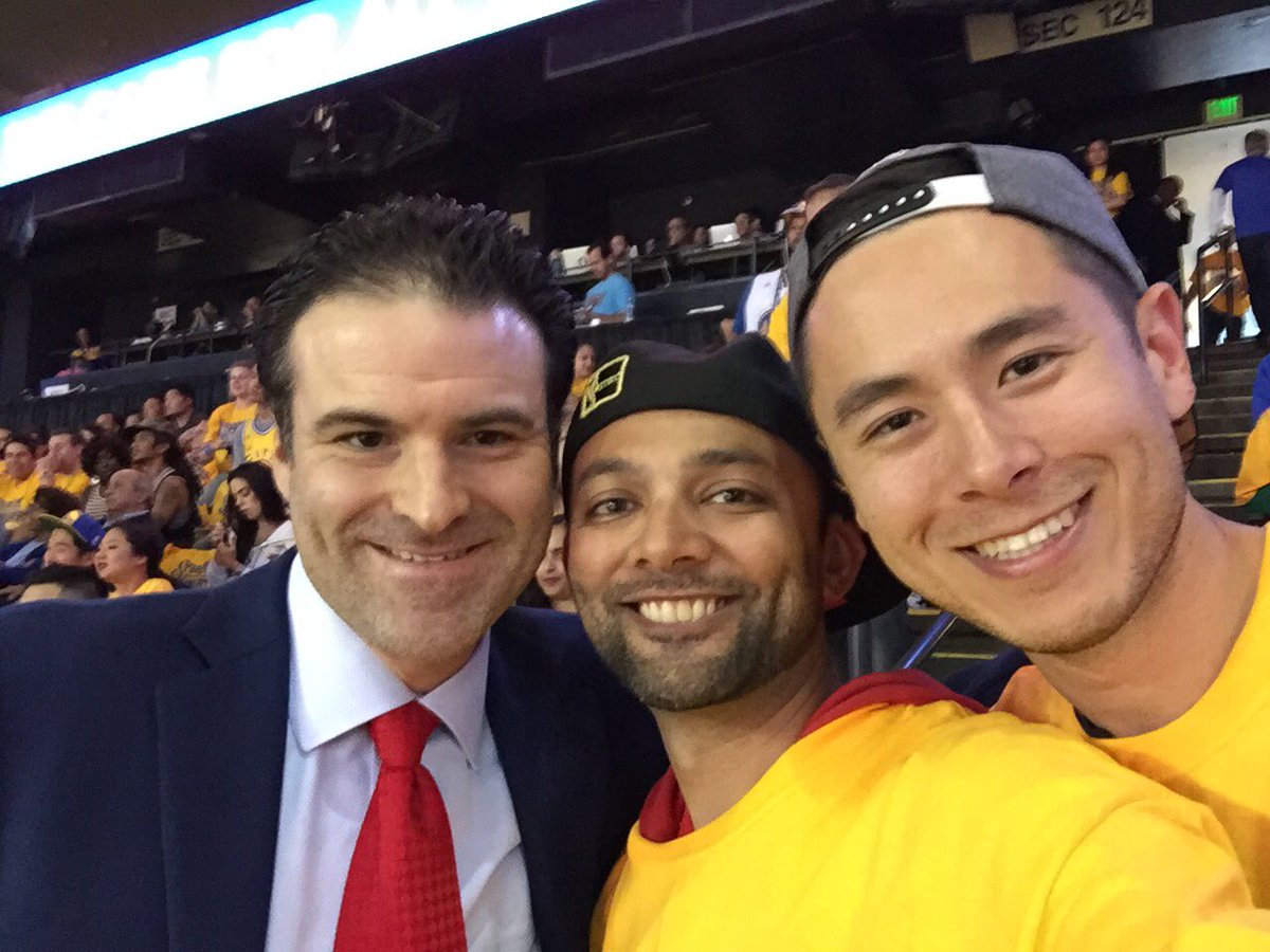 sachinmathur's tweet photo. Caught the man @darrenrovell at Oracle last night... 4th Q excitement start to finish. #Warriors #OKCvGSW #RapsDubs https://t.co/VkPoNH2Ubm