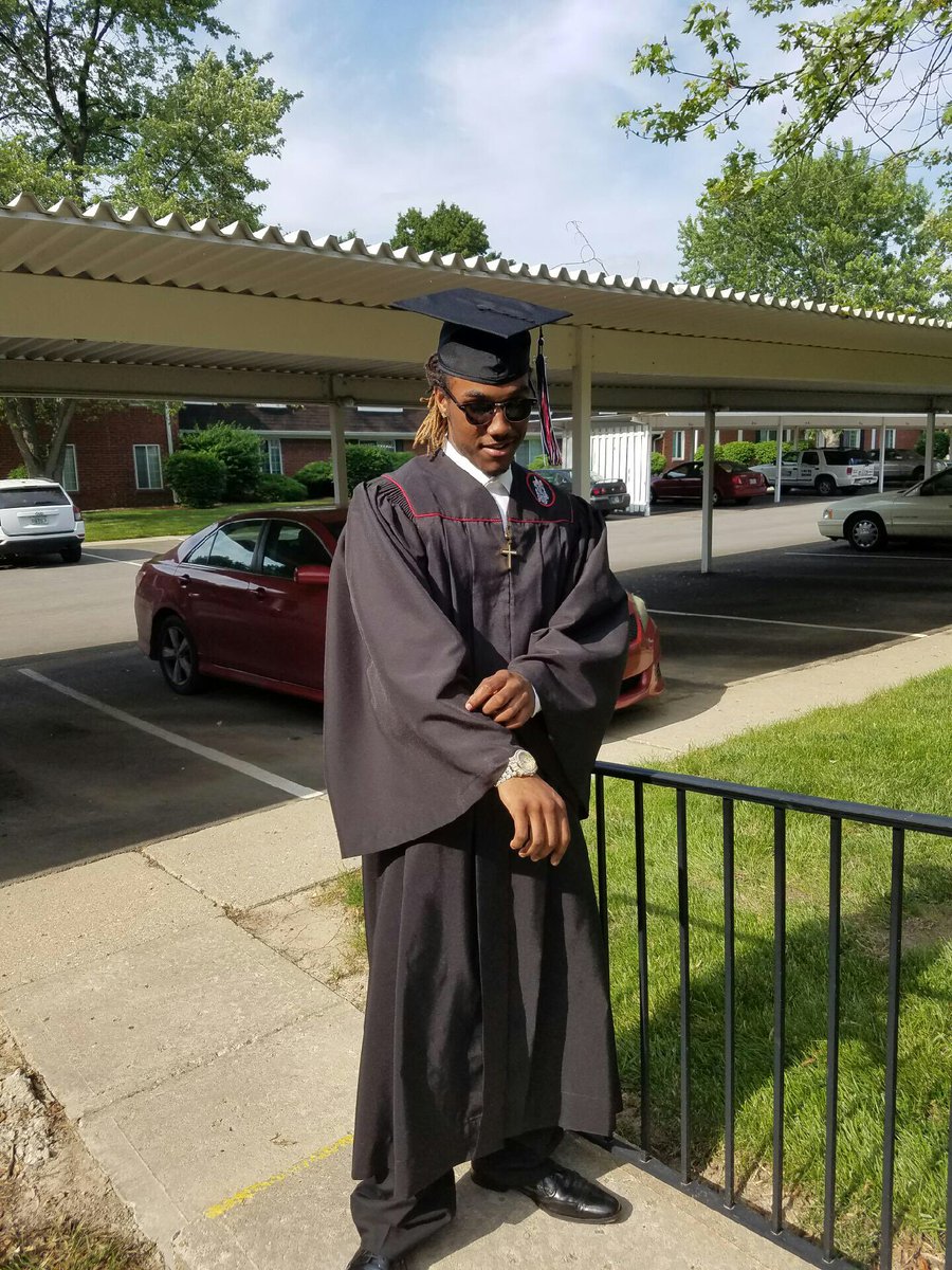 mpg_tony's tweet photo. You don't have to stress no more mama I made it🎓🙌🏽 this for you & DaMoni 💙🙏🏽 #LuvUmama #RestEasyMoni👼🏽 https://t.co/sthtx7I36z